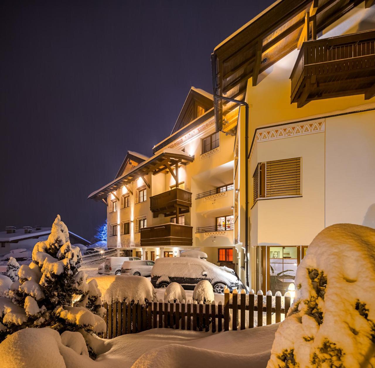Apart-Hotel Aurora Fiss Exteriör bild